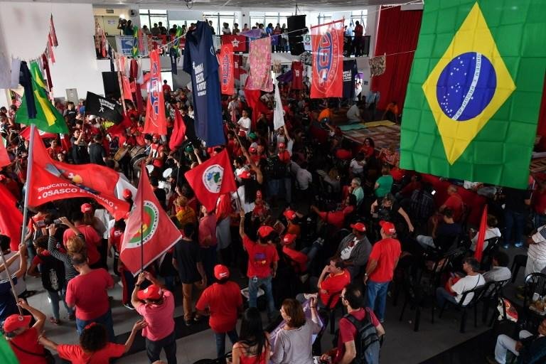 Militantes se re&uacute;nem no Sindicato dos Metal&uacute;rgicos do ABC em apoio a Lula