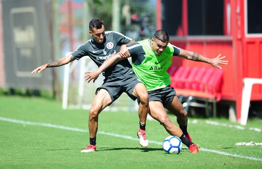 Santos pede mais jogadores e espera fechar neg&oacute;cio com Inter por Zeca	