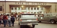  Os carros da Rota (Rondas Ostensivas Tobias Aguiar) entram no Carandiru, para conter uma rebelião. A Tropa de Choque de São Paulo, comandada pelo coronel Ubiratan Guimarães, invadiu o presídio do Carandiru e matou 111 presos
