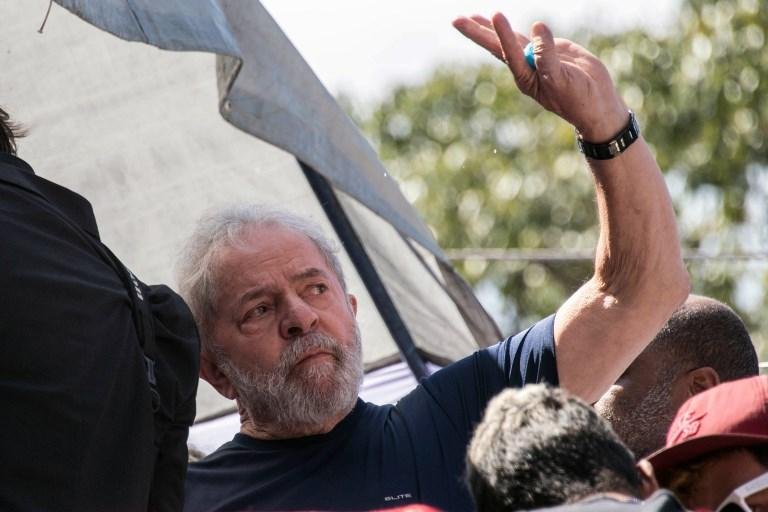 Ao ex-presidente foi dado direito de receber visitas de advogados a qualquer dia