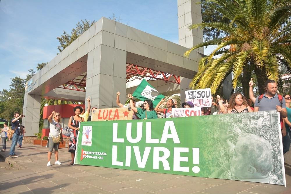 Manifestantes pedem a liberdade do ex-presidente Lula em ato em frente &agrave; PUCRS