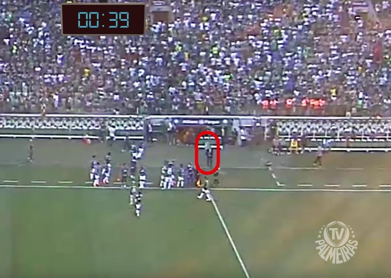 Clube alega que interfer&ecirc;ncia externa levou &aacute;rbitro do jogo a anular p&ecirc;nalti contra o Corinthians