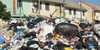 Lixo ainda está acumulado em ruas de Porto Alegre