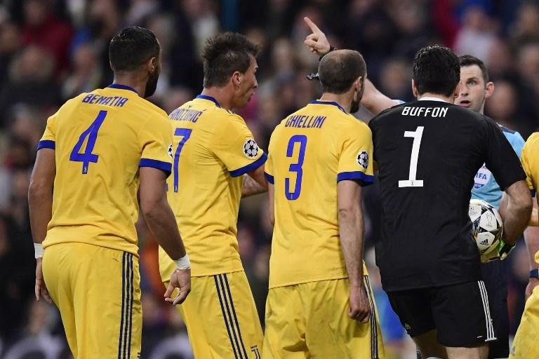 &Aacute;rbitro marcou p&ecirc;nalti pol&ecirc;mico e ainda expulsou Buffon