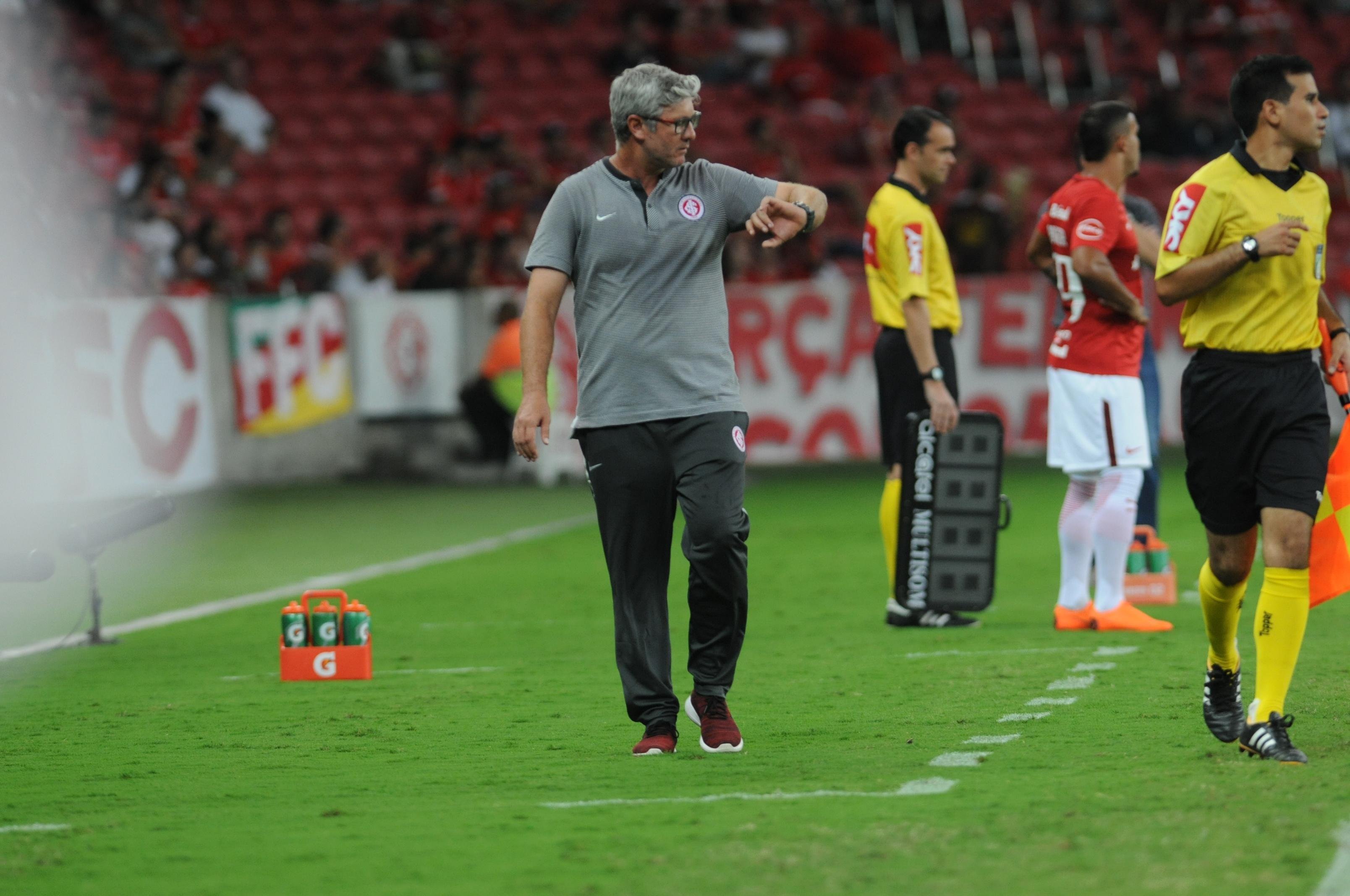 Treinador gostou da paci&ecirc;ncia da equipe para trocar a bola e atacar no momento certo
