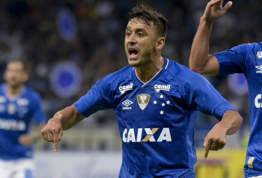 Robinho cr&ecirc; que Cruzeiro e o Gr&ecirc;mio s&atilde;o candidatos ao t&iacute;tulo do Brasileir&atilde;o