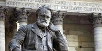 Estátua de Victor Hugo na universidade Sorbonne, em Paris