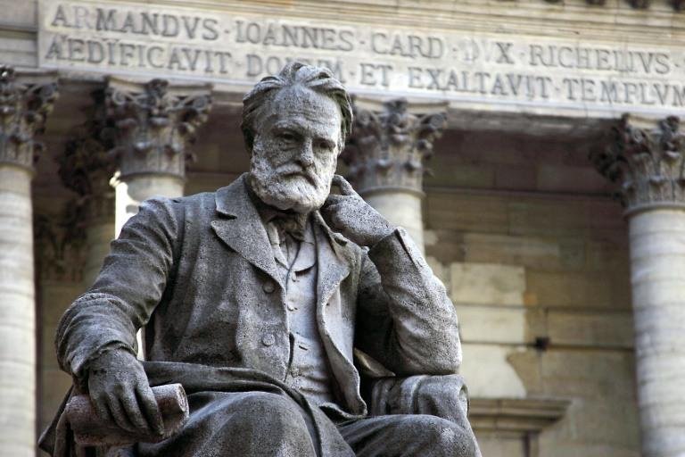 Est&aacute;tua de Victor Hugo na universidade Sorbonne, em Paris