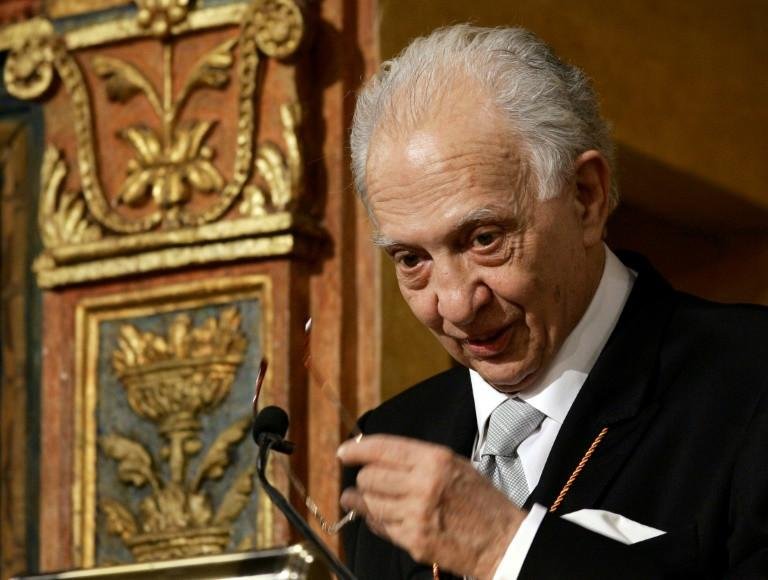 Autor recebeu o prestigiado Pr&ecirc;mio Cervantes de Literatura em 2005