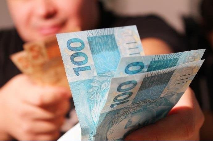 Governo prop&otilde;e sal&aacute;rio m&iacute;nimo de R$ 1.002 para o pr&oacute;ximo ano