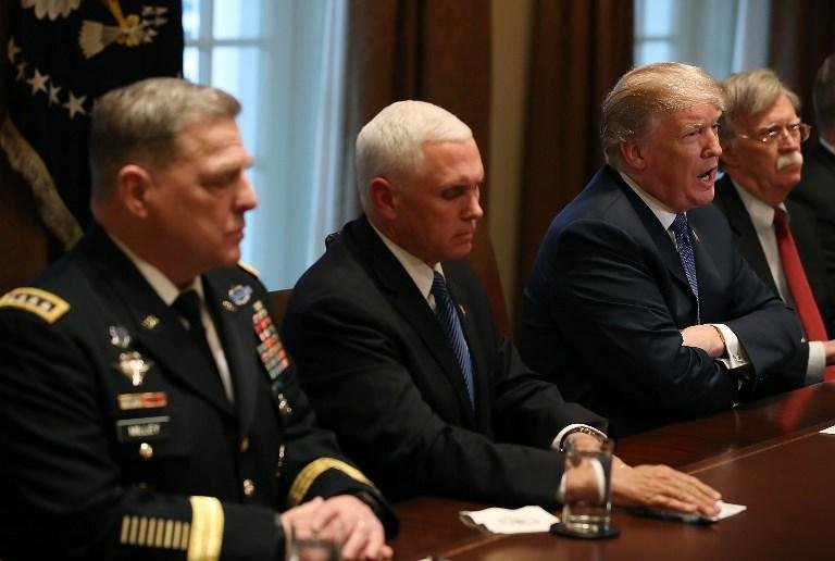 Pence (segundo da esquerda para a direita) representar&aacute; Trump em encontro de l&iacute;deres pol&iacute;ticos