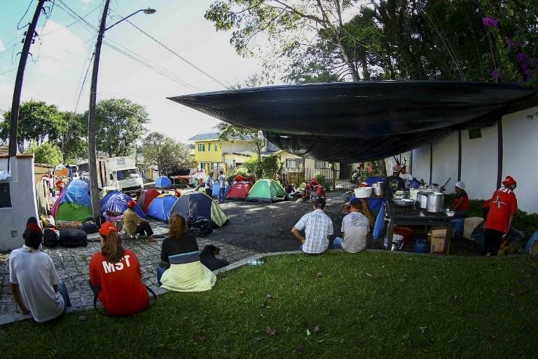 Cerca de 500 pessoas est&atilde;o acampadas permanentemente na vizinhan&ccedil;a do pr&eacute;dio da PF