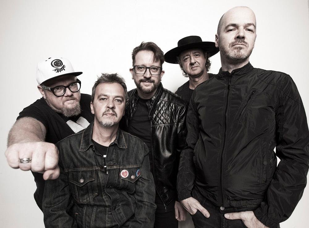 Doble Chapa &eacute; o primeiro EP da banda em 31 anos de carreira