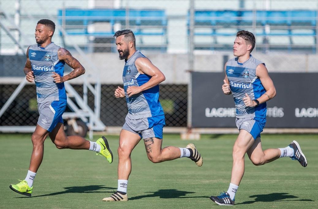 Douglas est&aacute; "clinicamente curado" e vai iniciar pr&eacute;-temporada