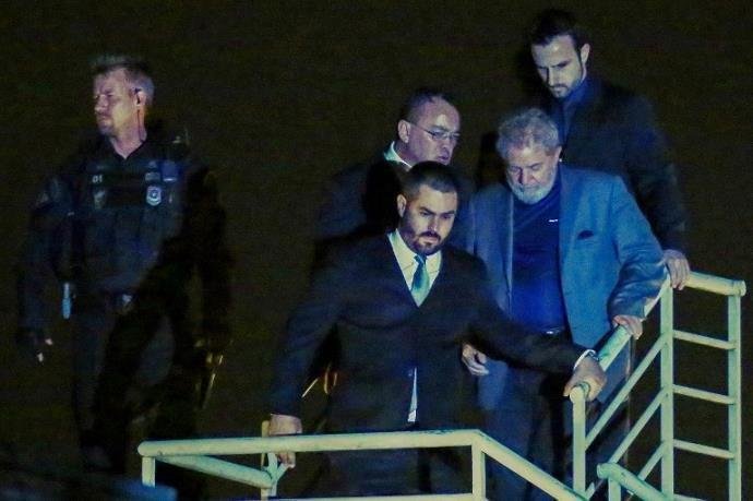Lula chegando &agrave; Superintend&ecirc;ncia da Pol&iacute;cia Federal, em Curitiba, onde est&aacute; preso