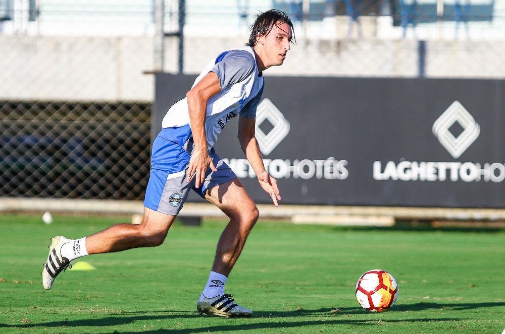 Gripado, Pedro Geromel est&aacute; fora da partida contra o Cruzeiro