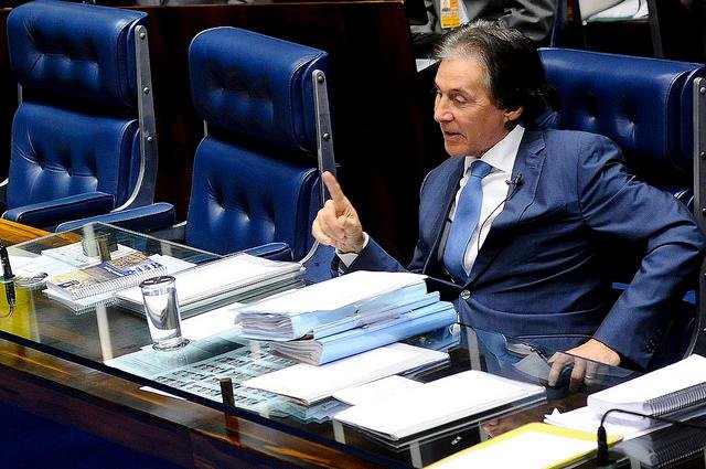 V&iacute;deo postado nas redes sociais mostra dois brasileiros criticando os parlamentares