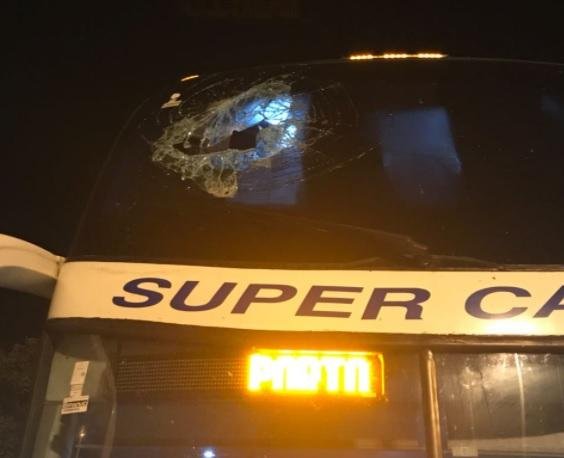 Assalto em &ocirc;nibus de turismo termina com suspeito morto e motorista ferido