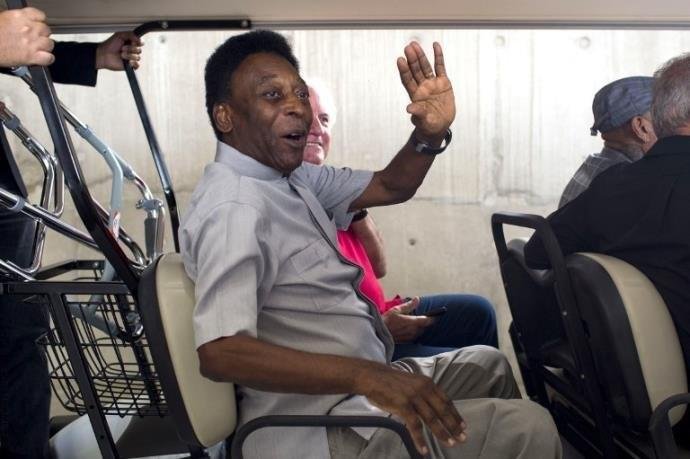 "Estou bem, mas n&atilde;o poderei jogar a pr&oacute;xima Copa", brinca Pel&eacute;