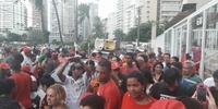 Manifestantes a favor de Lula desocupam triplex no Guarujá