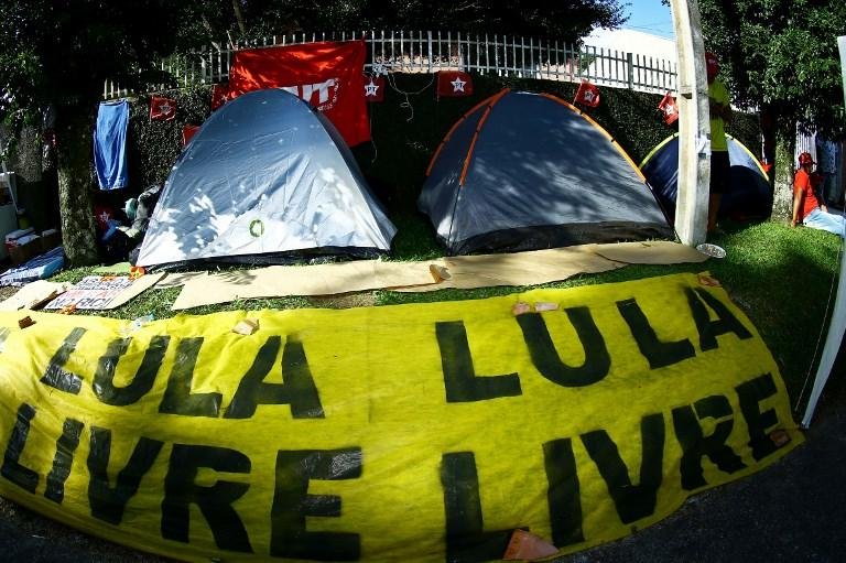 Acampamento pr&oacute;-Lula em Curitiba vai sair do entorno da PF, diz Secretaria