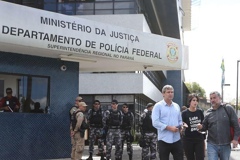 Parlamentares querem verificar condi&ccedil;&otilde;es da sala especial onde est&aacute; o ex-presidente