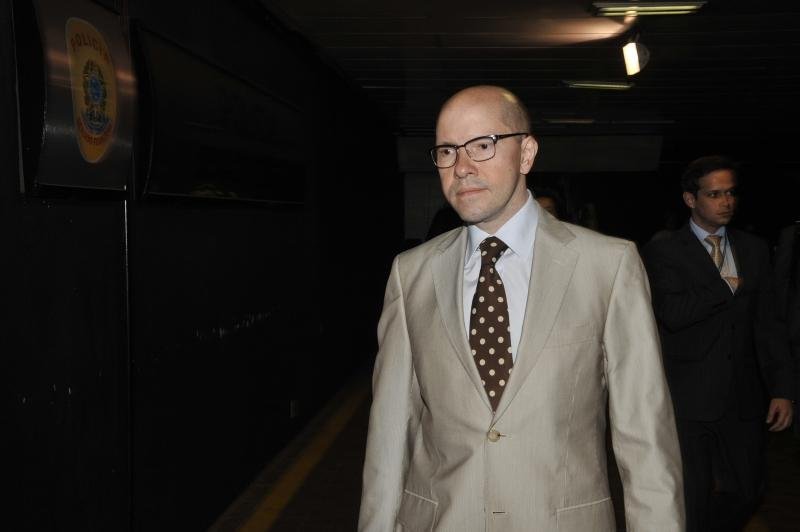 Pol&iacute;tico foi implicado em suposto esquema criminoso comandado por Carlos Cachoeira