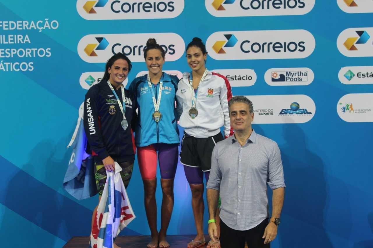 Viviane Jungblut mostrou versatilidade com prata em maratona aqu&aacute;tica e ouro em prova de dist&acirc;ncia mais curta