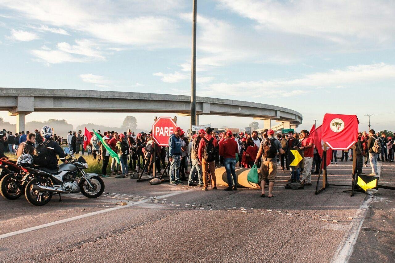 Manifestantes bloqueiam a BR 392, em Pelotas