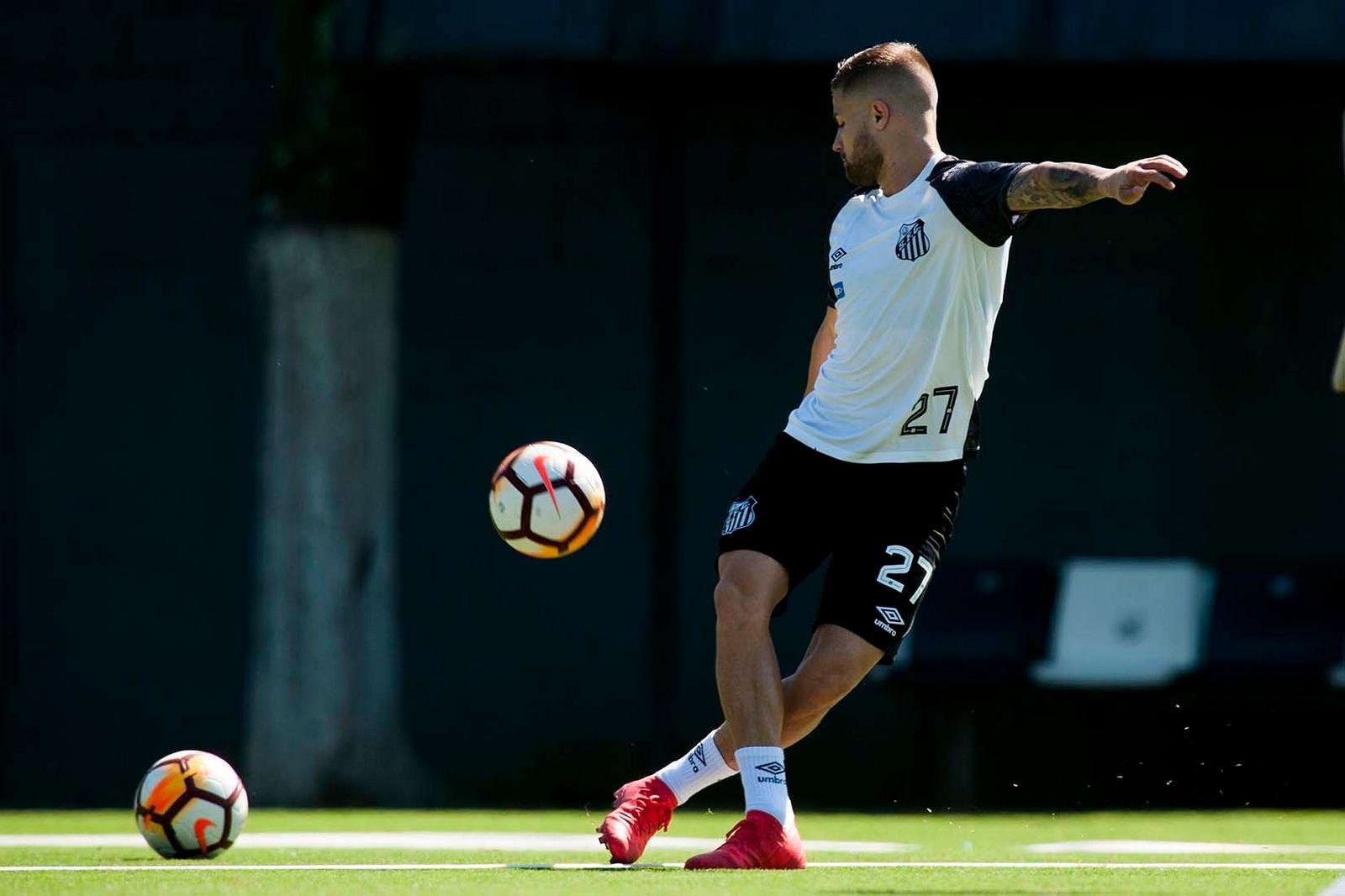 Lateral ser&aacute; negociado em troca pelo atacante Eduardo Sasha