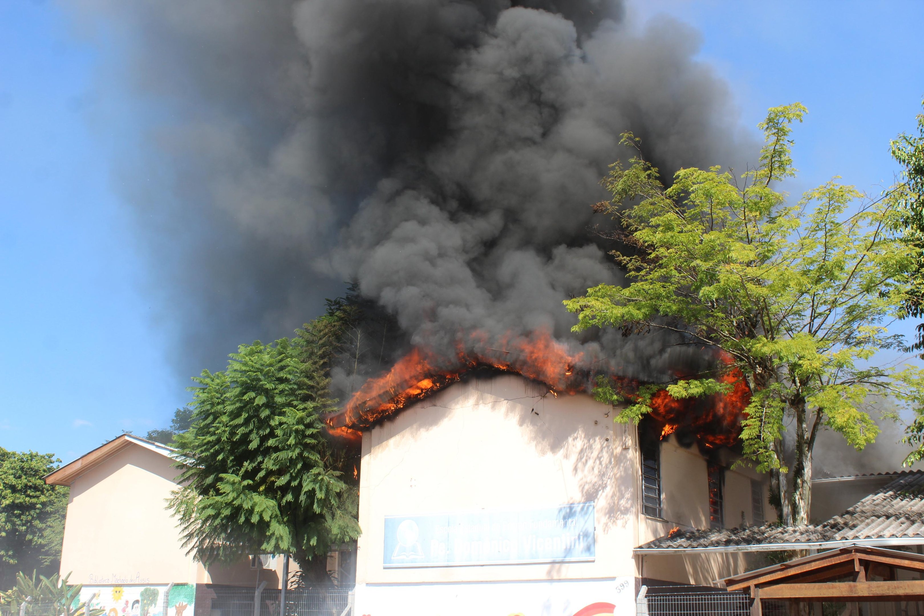 Inc&ecirc;ndio aconteceu por volta do meio-dia desta quinta-feira em uma escola em Encantado