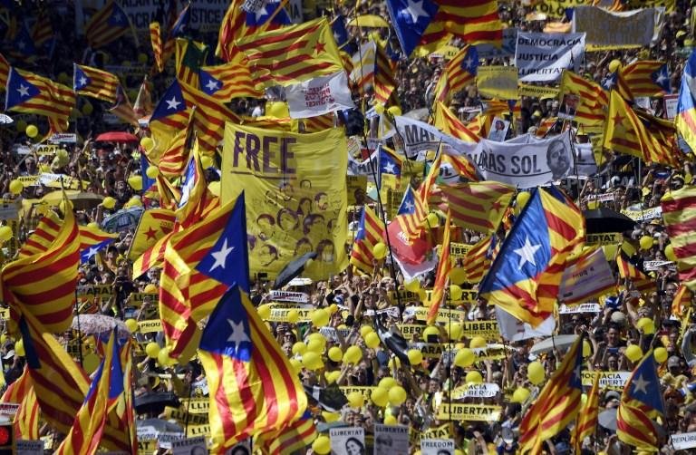 Milhares protestam em Barcelona contra pris&atilde;o de separatistas catal&atilde;es