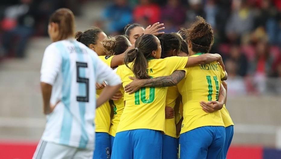 Sele&ccedil;&atilde;o aplicou 3 a 0 e contou com resultado paralelo para carimbar lugar no Mundial