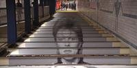 David Bowie invade estação de metrô em Nova Iorque 