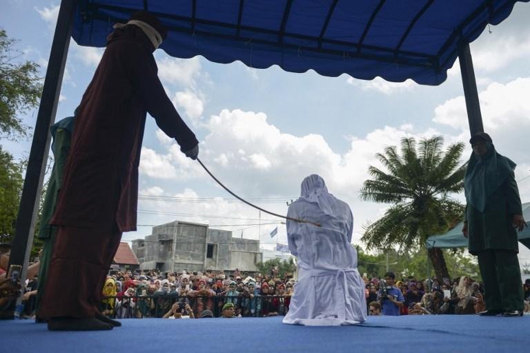 Casais e prostitutas punidos com chicotadas em p&uacute;blico na Indon&eacute;sia