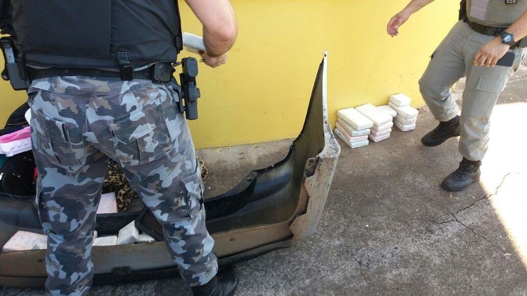 Foram encontrados dez quilos de coca&iacute;na e outros dez de crack dentro de ve&iacute;culo