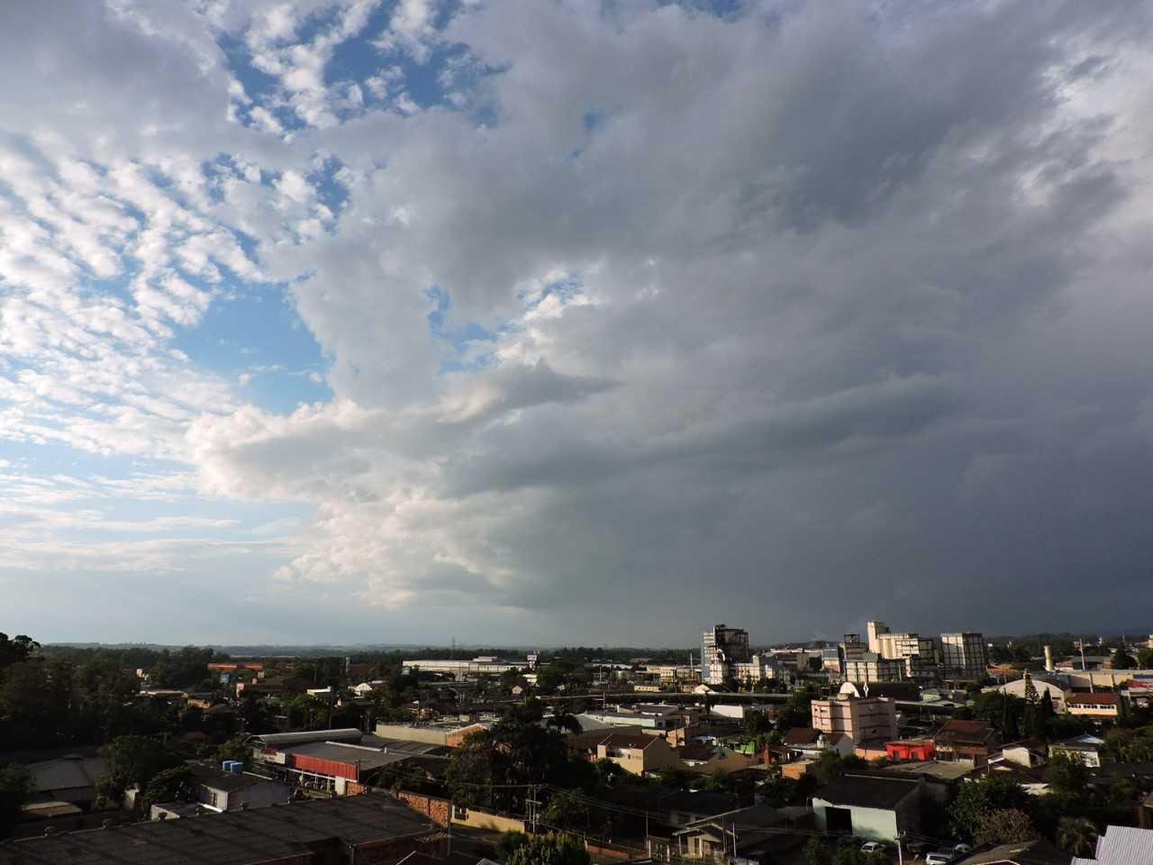 S&aacute;bado ser&aacute; marcado por presen&ccedil;a de sol e nuvens, com chance de chuva