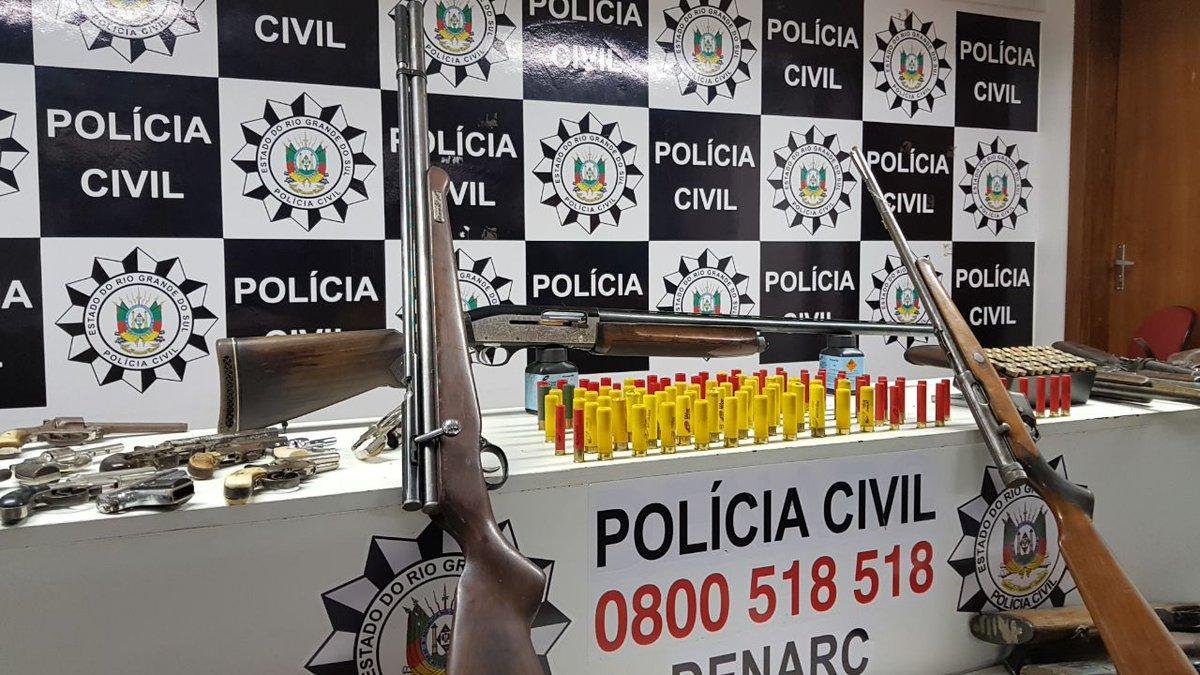 Mais de 30 armas s&atilde;o apreendidas em dep&oacute;sito clandestino