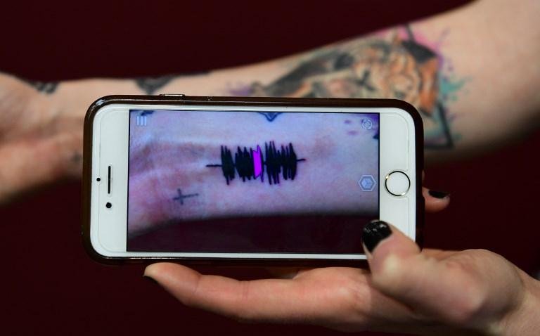 Usu&aacute;rio sobe um som no site da empresa; a p&aacute;gina gera a onda a ser levada ao tatuador especializado, que passar&aacute; a imagem para a pele