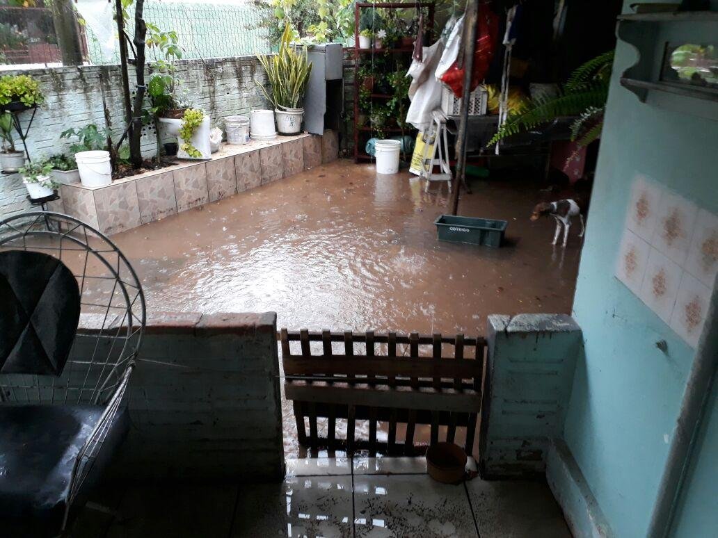 Ruas, escolas e casas ficaram alagadas durante temporal