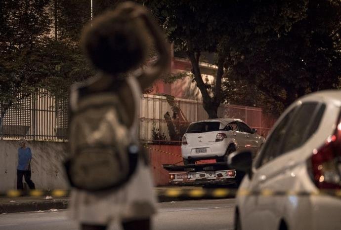 Carro onde estava a vereadora sendo levado para per&iacute;cia