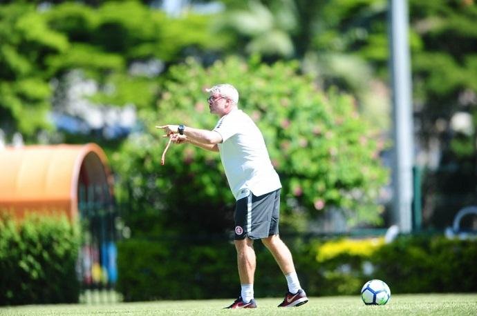 Para enfrentar o time paulista, Odair ainda ter&aacute; de lidar com desfalques