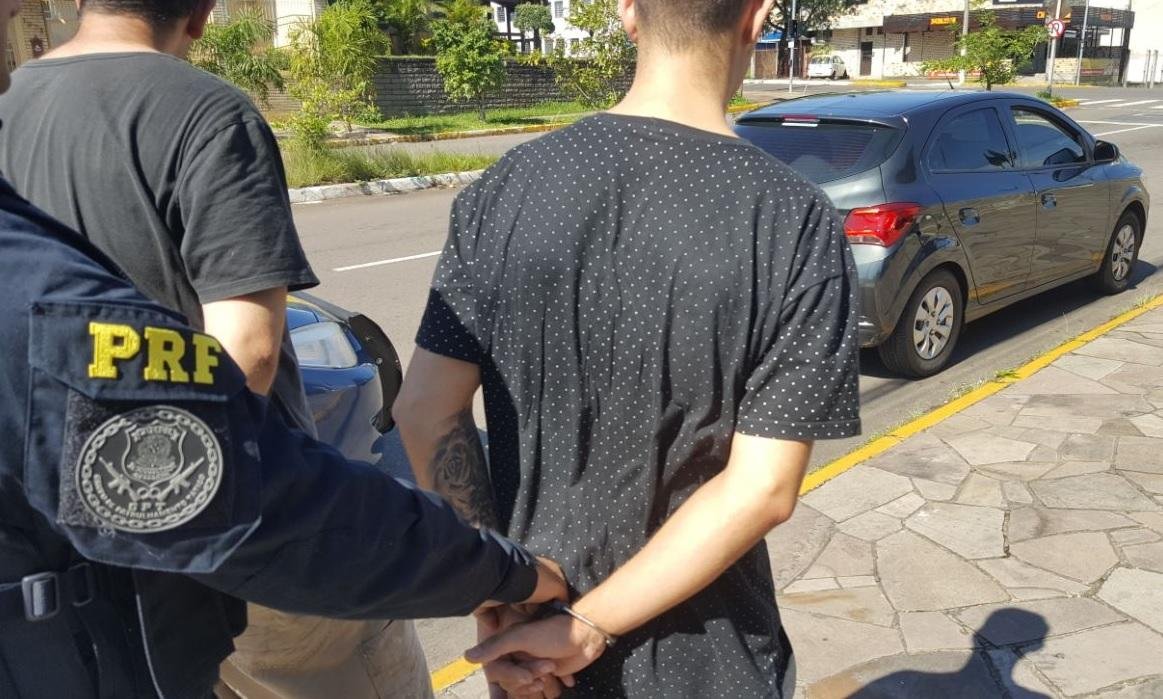 Dupla &eacute; presa por furto de combust&iacute;vel em Canoas 