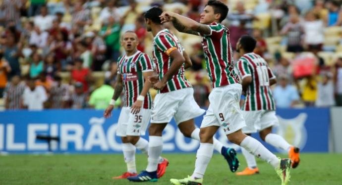 Com um a menos, Fluminense segura press&atilde;o e derrota o Cruzeiro 