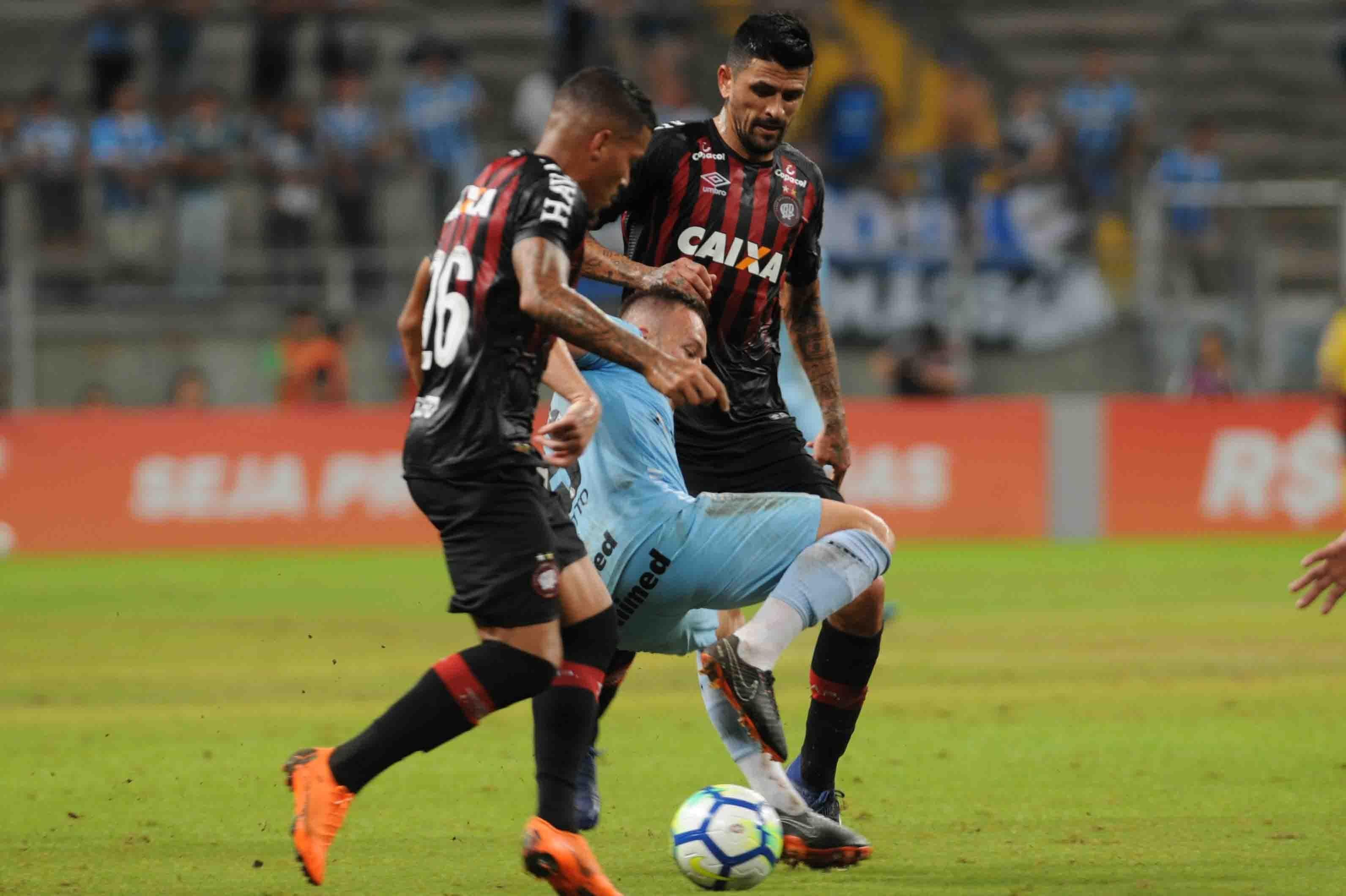Gremistas lamentam erros na finaliza&ccedil;&atilde;o em empate com Atl&eacute;tico-PR 