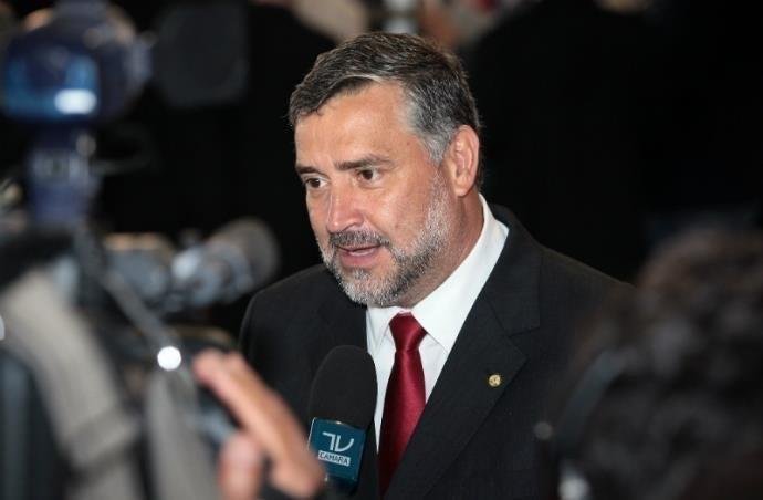 Autoridades cometer&atilde;o crime se impedirem visita de comiss&atilde;o a Lula, diz Pimenta