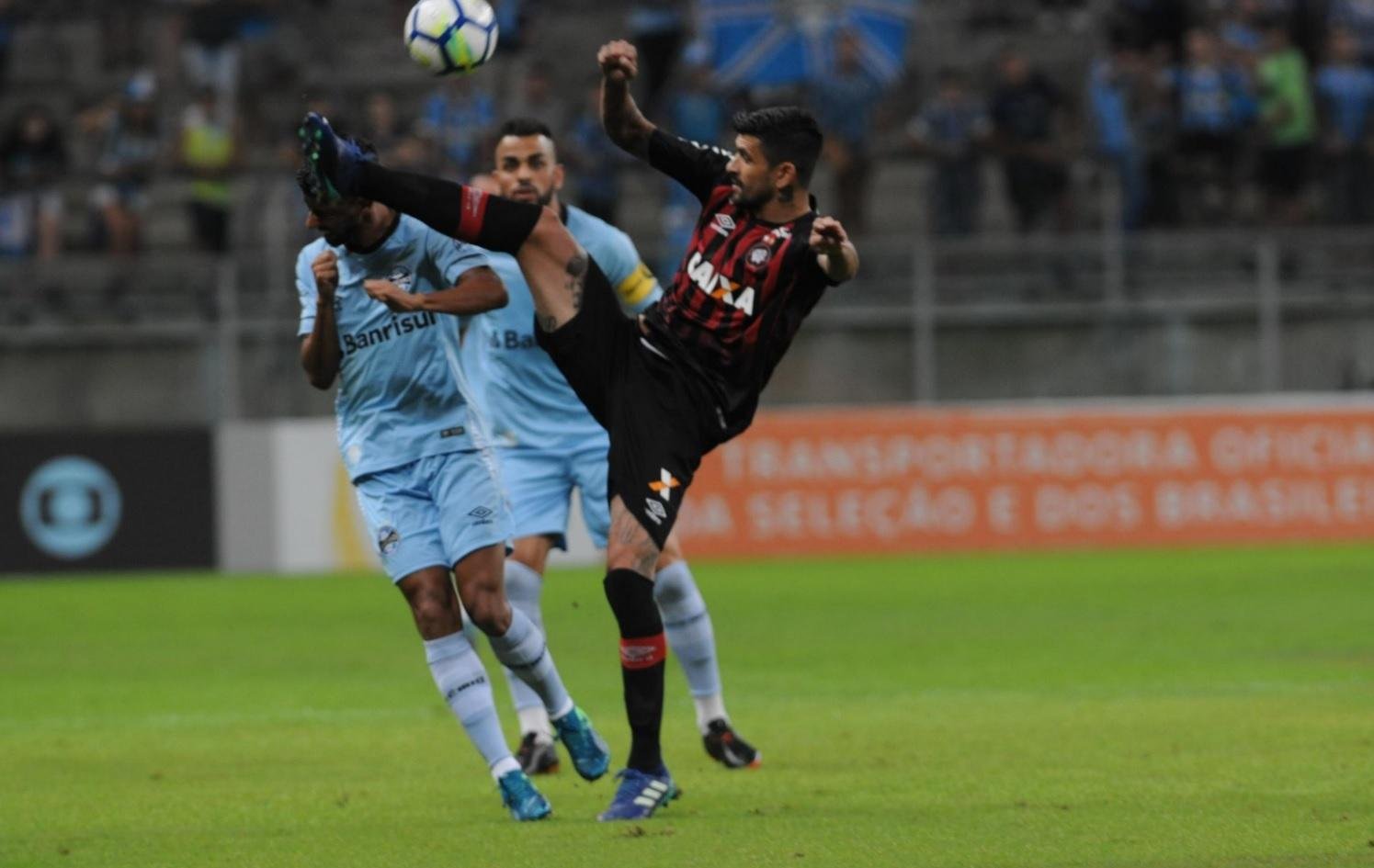 Gr&ecirc;mio ainda procura mais um zagueiro para completar grupo 