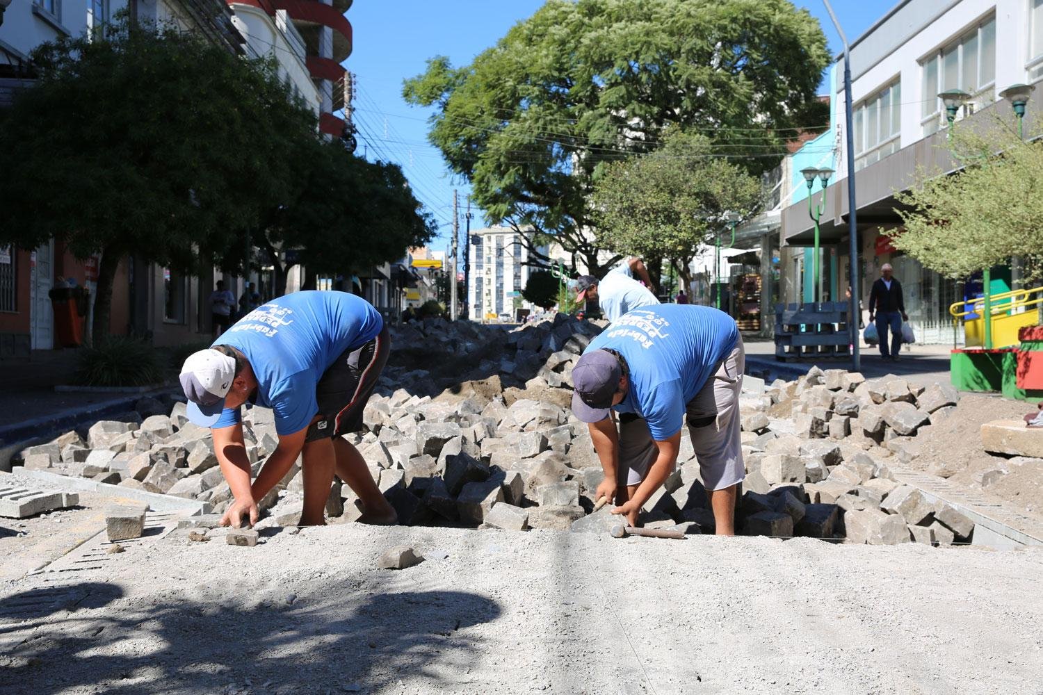 A via atravessa a zona urbana do munic&iacute;pio