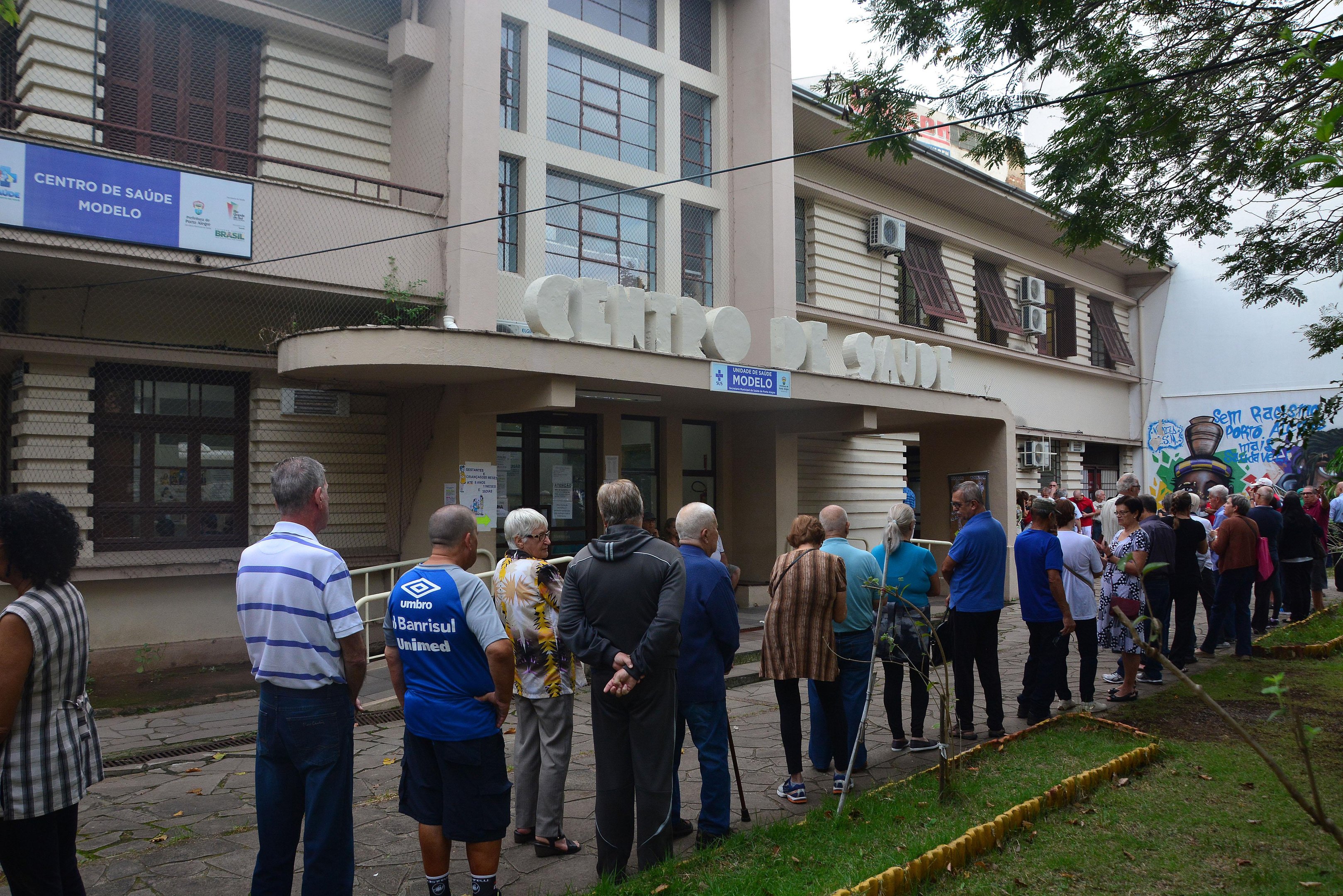 Fila em frente ao Centro de Sa&uacute;de Modelo chegou a ter mais de 400 pessoas
