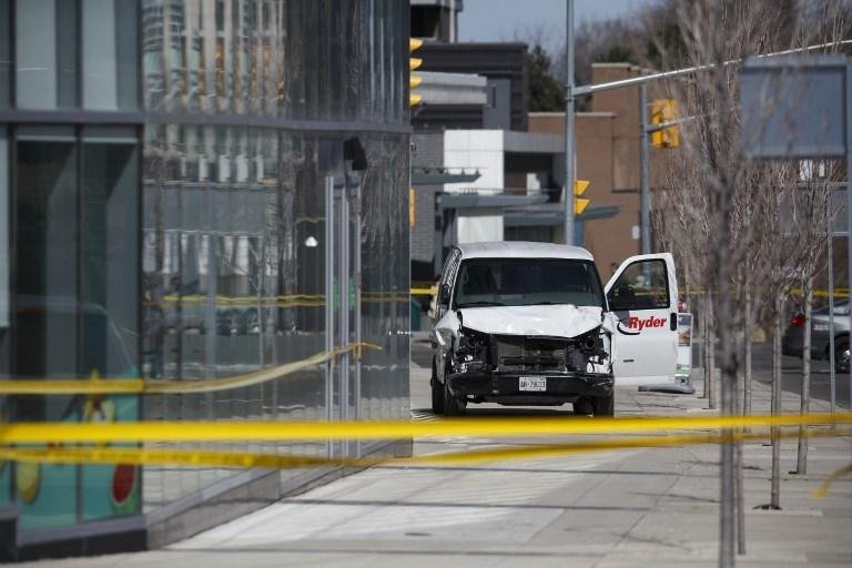 Uma van avan&ccedil;ou sobre pedestres em um cruzamento em Toronto, no Canad&aacute;